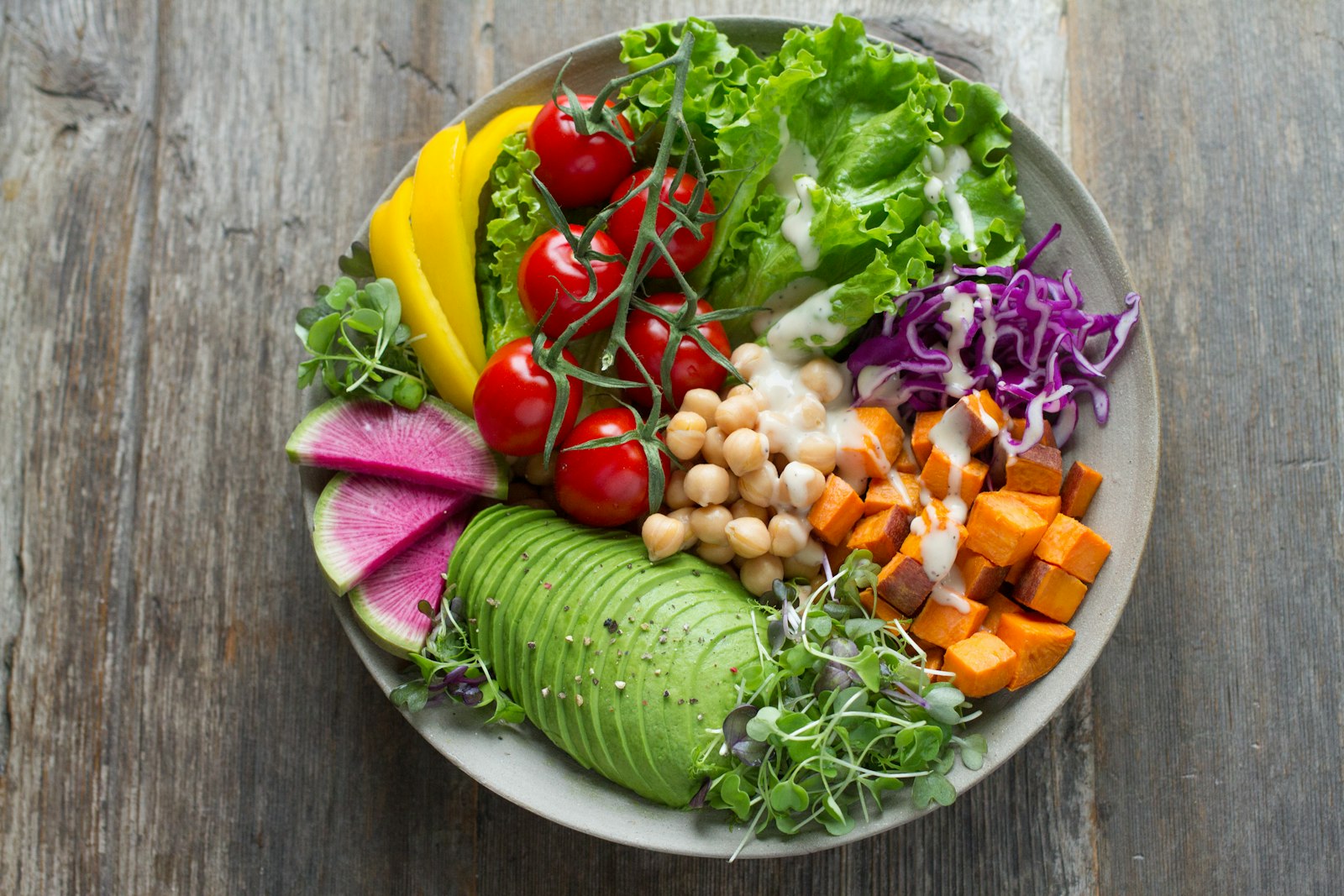 Tigela de salada de vegetais saudável, representando alimentação orientada por nutricionista