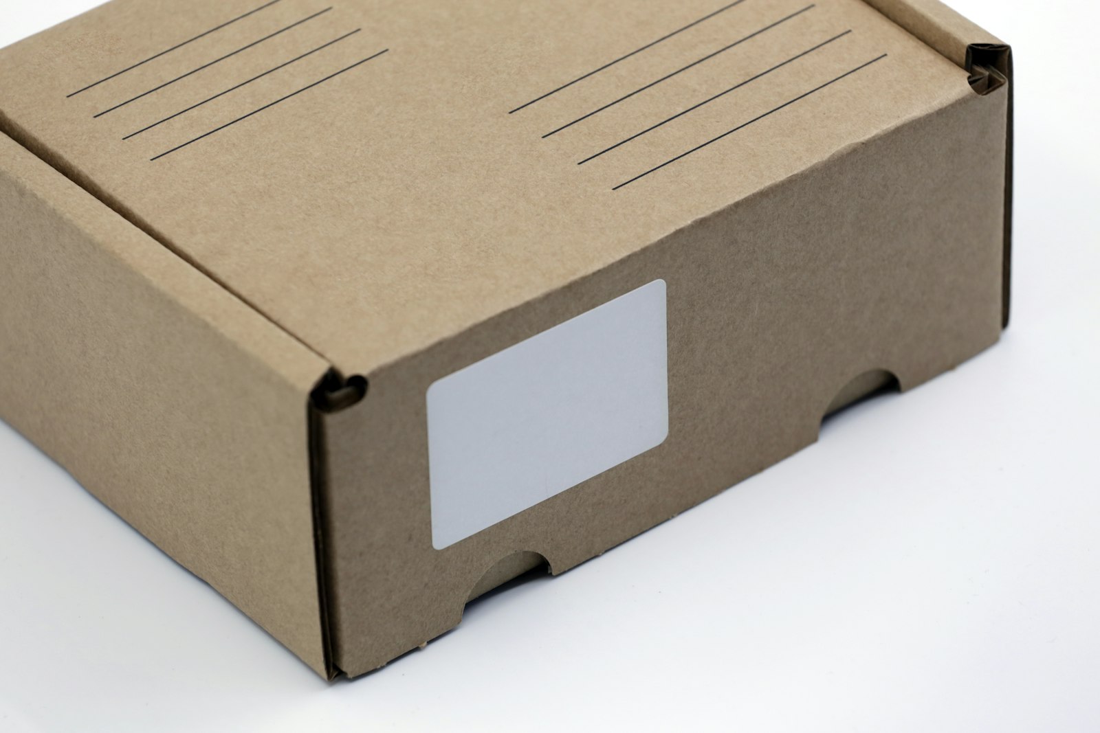 Caixa de papelão pronta para envio, representando loja formalizada no Mercado Livre