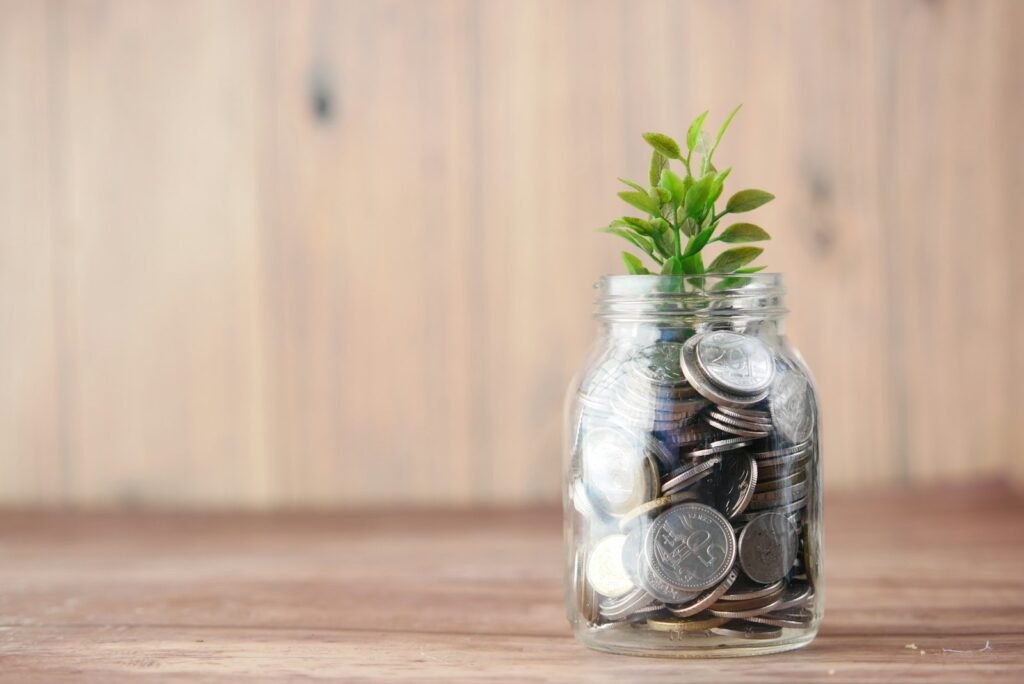 Pote de moedas representando a contribuição do INSS do sócio de empresa em 2026
