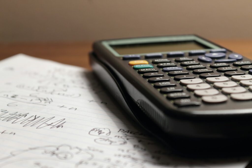 Calculadora sobre papel representando o cálculo do Fator R no Simples Nacional