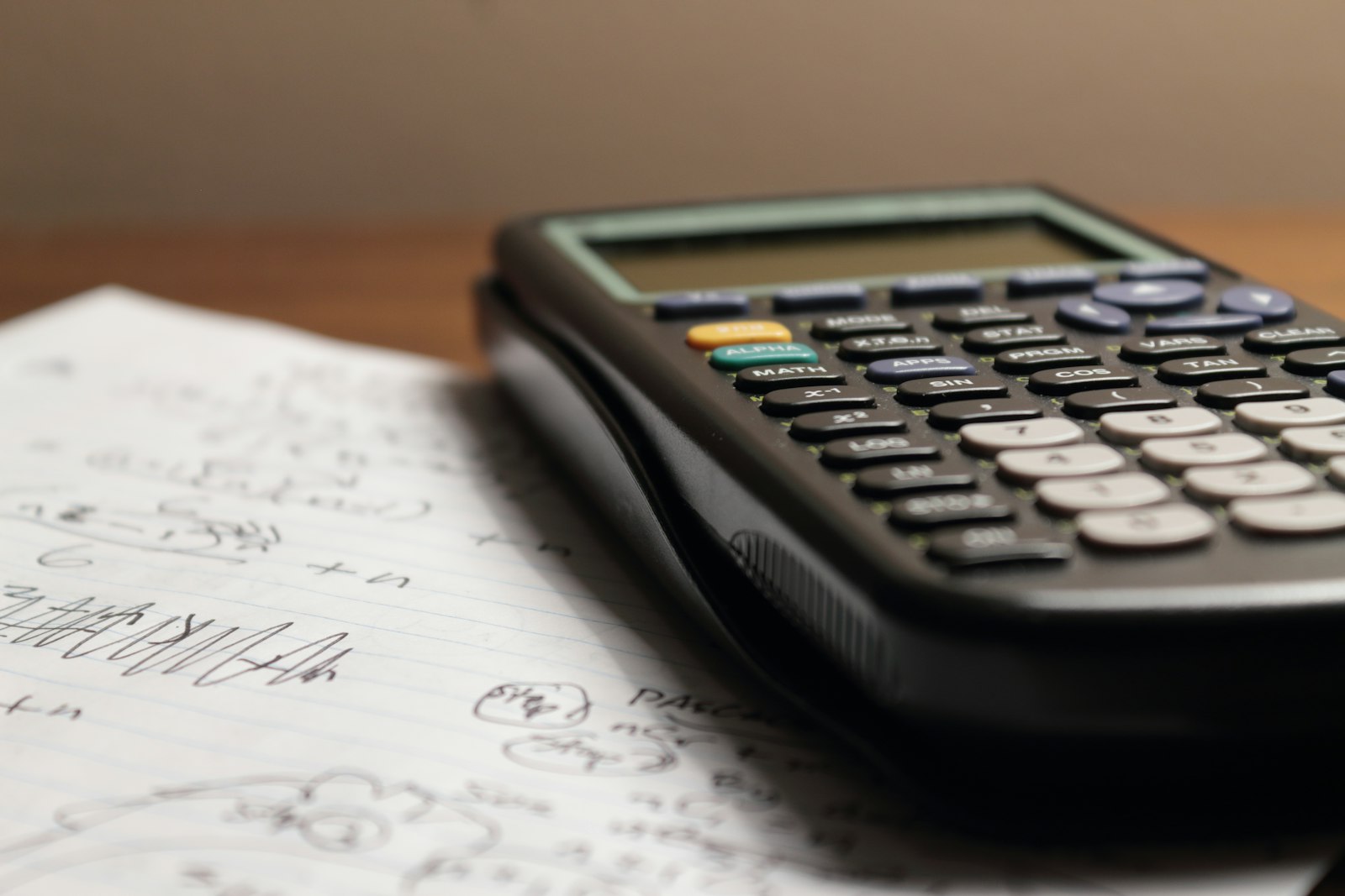 Calculadora sobre papel representando o cálculo do Fator R no Simples Nacional