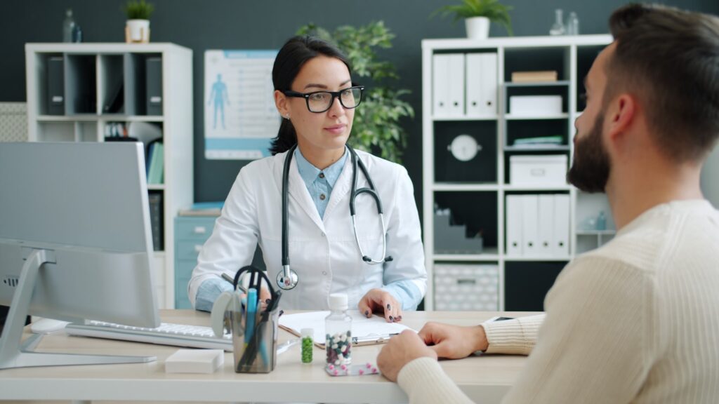 Médica conversando com paciente em consultório, ilustrando redução da carga tributária com CNPJ