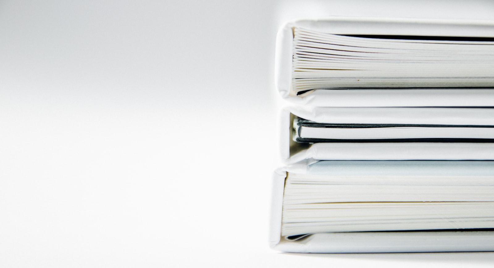 Pilha de pastas organizadas representando a guarda de documentos fiscais em um escritório de contabilidade