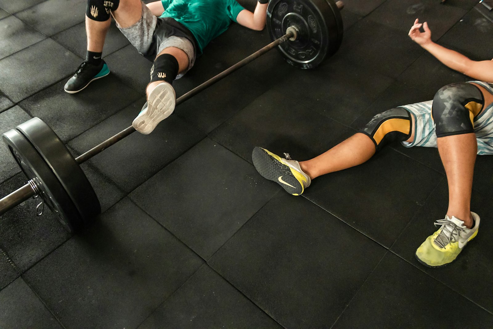 Personal trainer treinando cliente em academia, ilustrando contabilidade para personal trainer