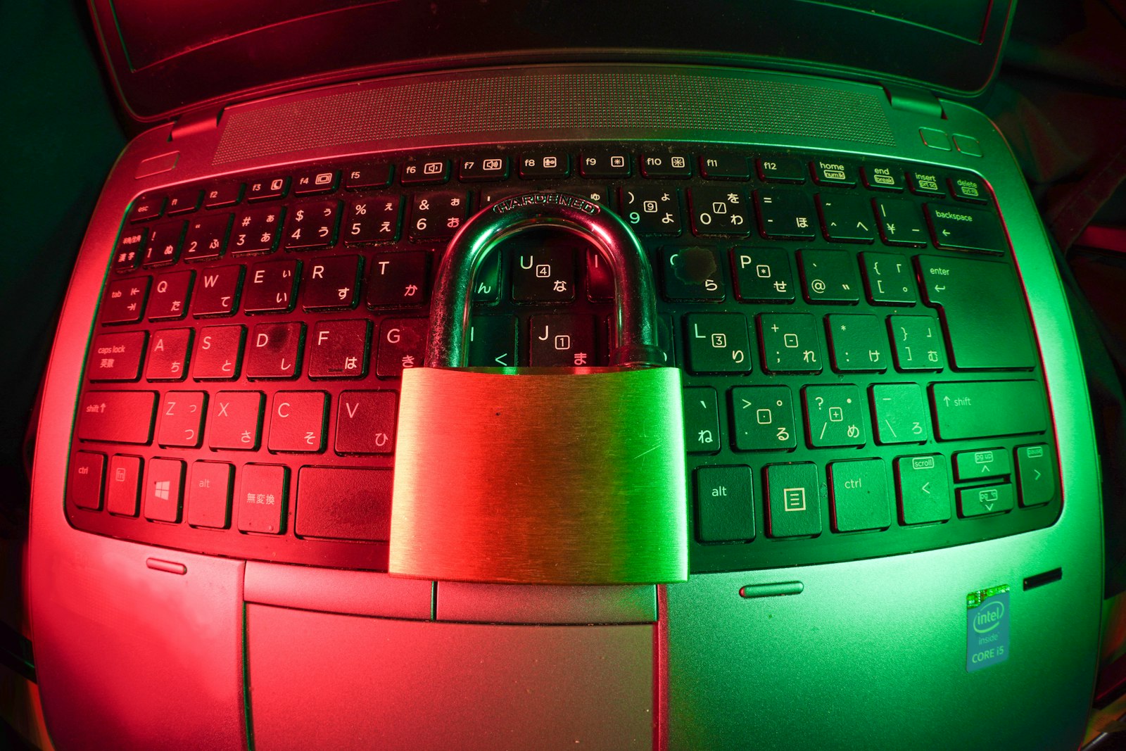 Certificado digital e-CNPJ protegendo os dados de uma empresa, representado por cadeado sobre teclado de computador