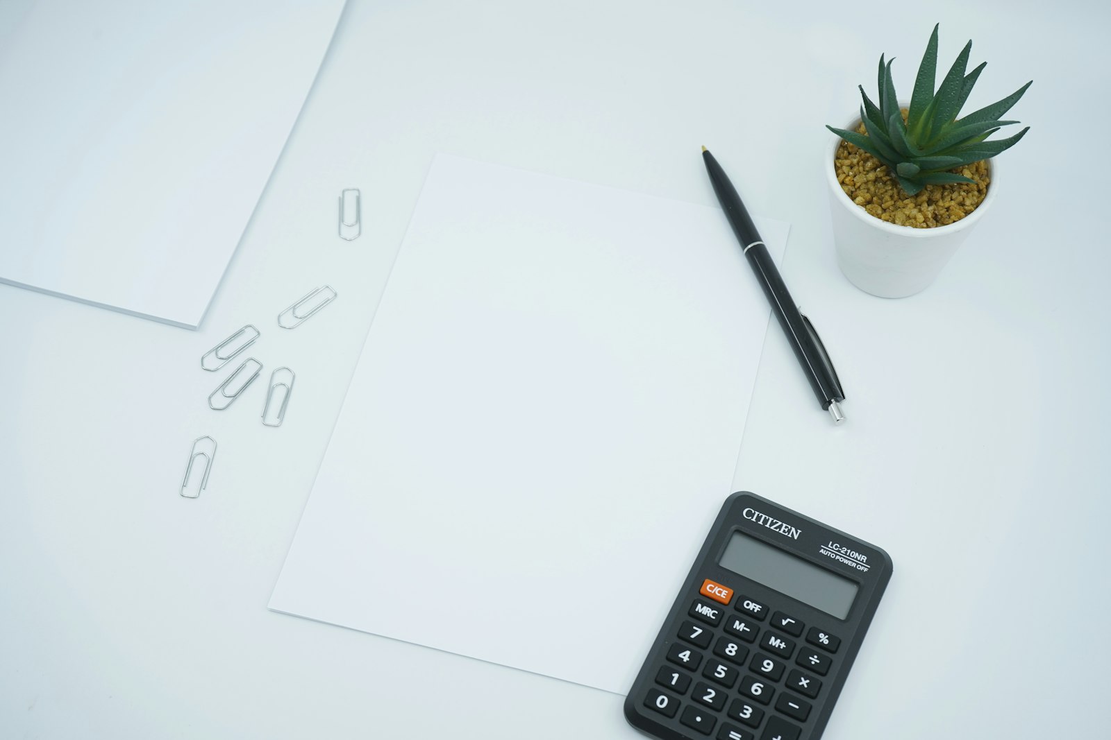 Calculadora e papel em branco representando o cálculo do regime de caixa ou competência para PJ