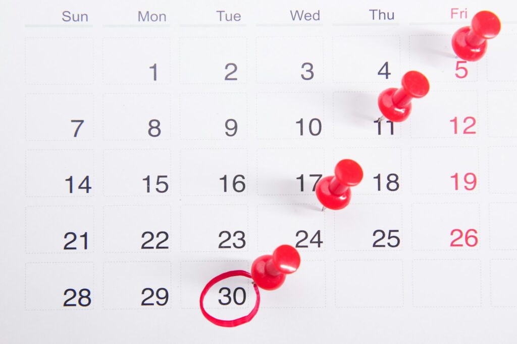 Calendário com prazo marcado, ilustrando a multa por atraso na DEFIS e na DASN-SIMEI em 2026