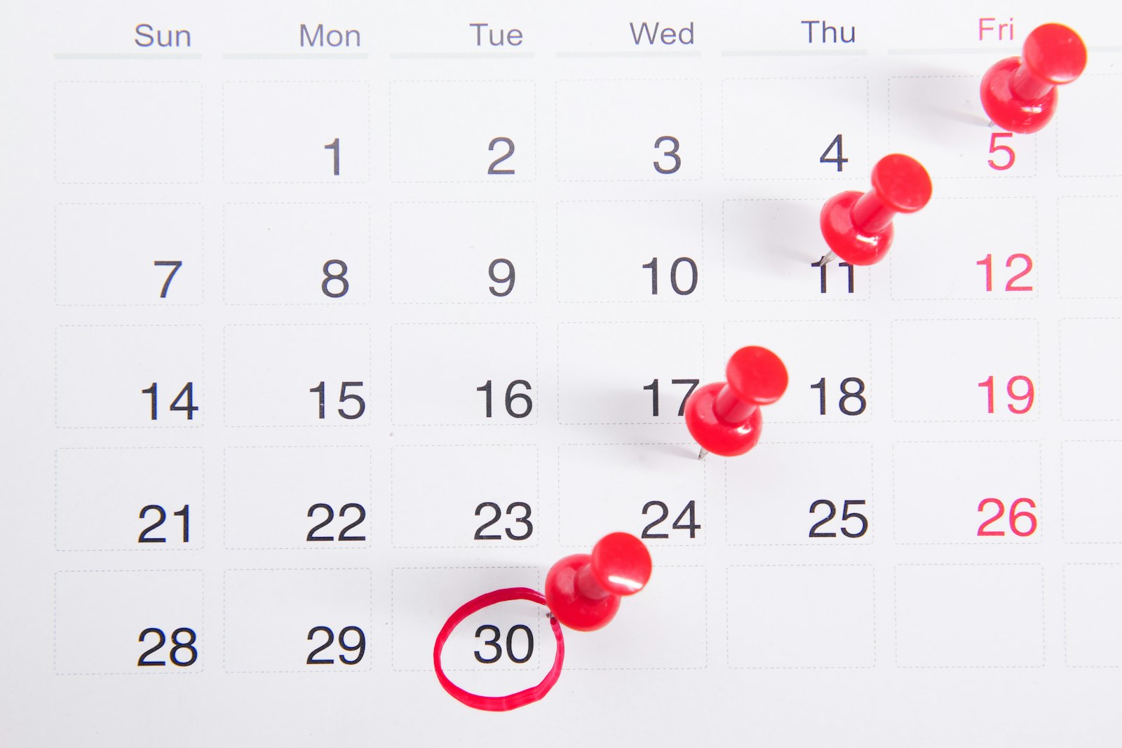 Calendário com prazo marcado, ilustrando a multa por atraso na DEFIS e na DASN-SIMEI em 2026