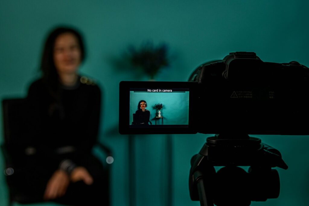 Criador de conteúdo gravando vídeo, ilustrando a contabilidade para influenciadores digitais em 2026