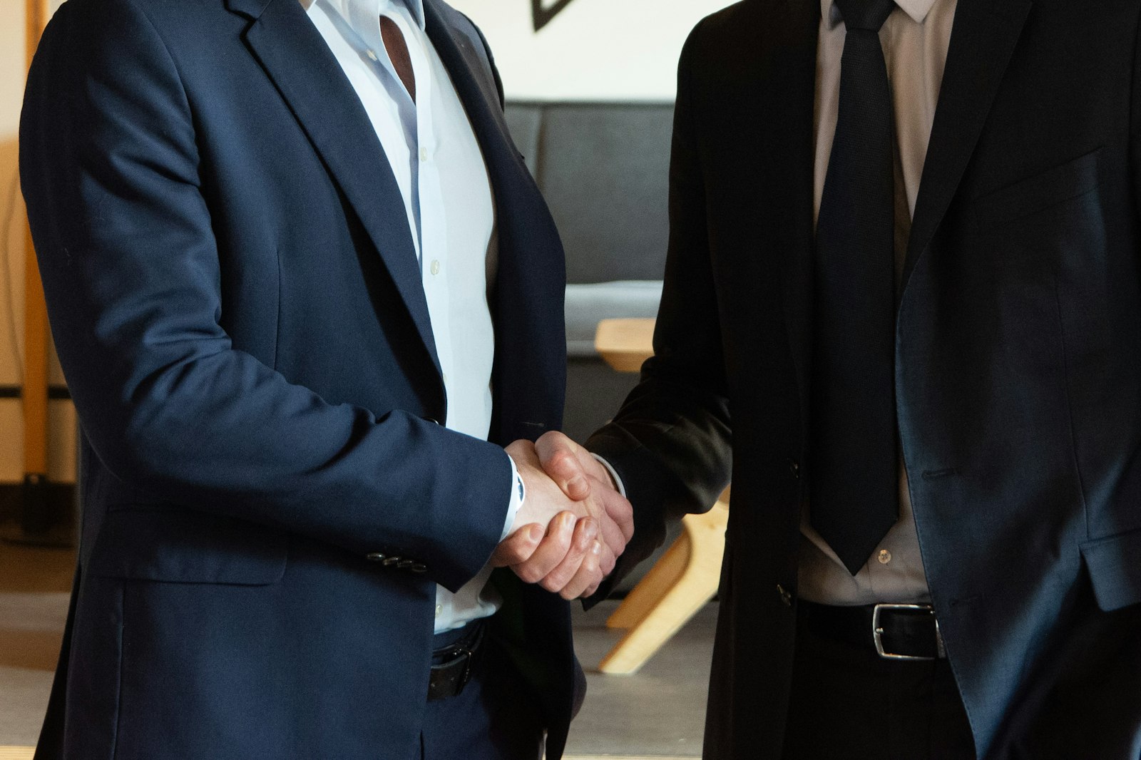 Sócios de empresa apertando as mãos após acordo sobre distribuição desproporcional de lucros