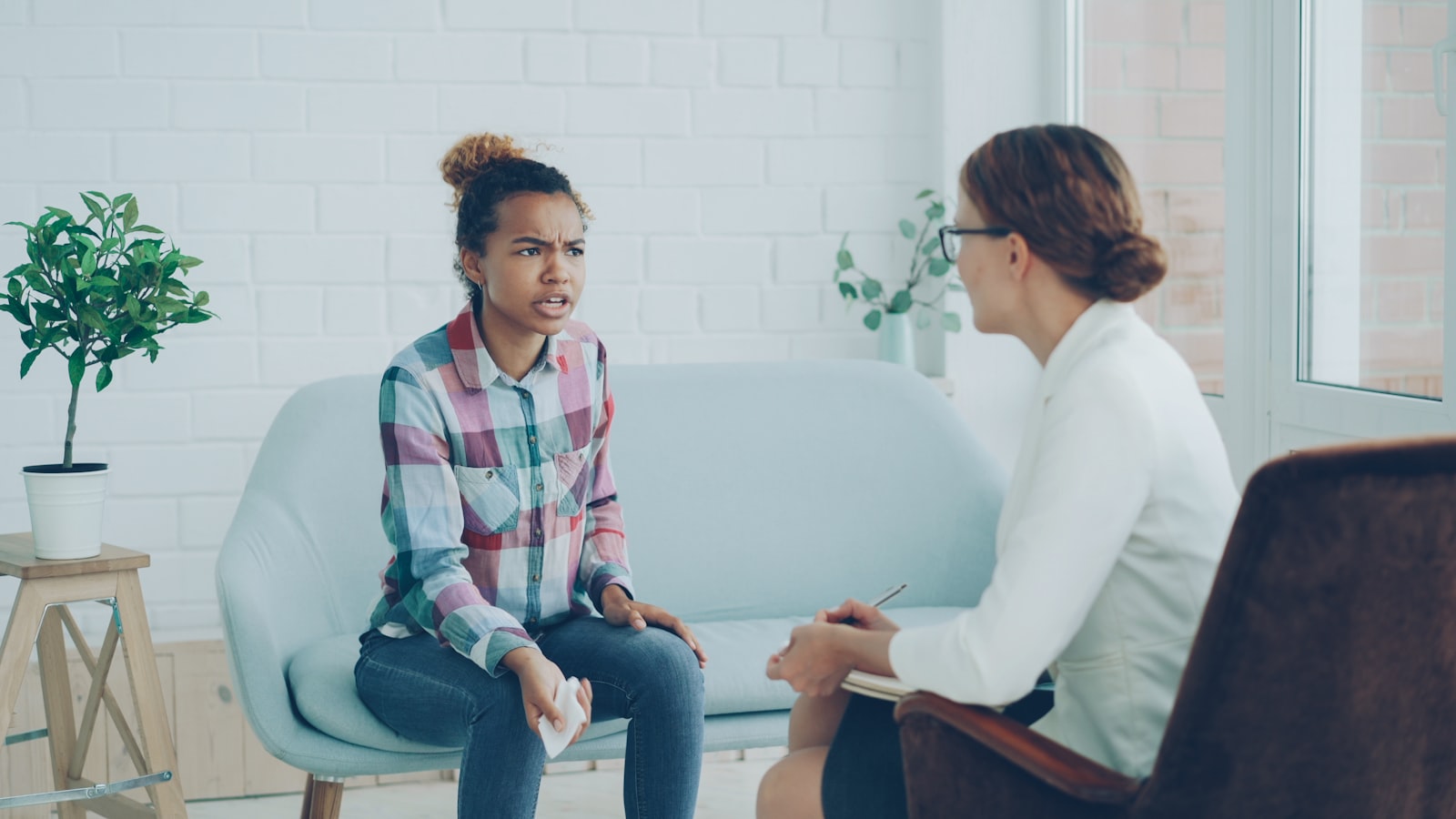 Psicóloga atendendo paciente em consultório - contabilidade para psicólogos PJ em 2026