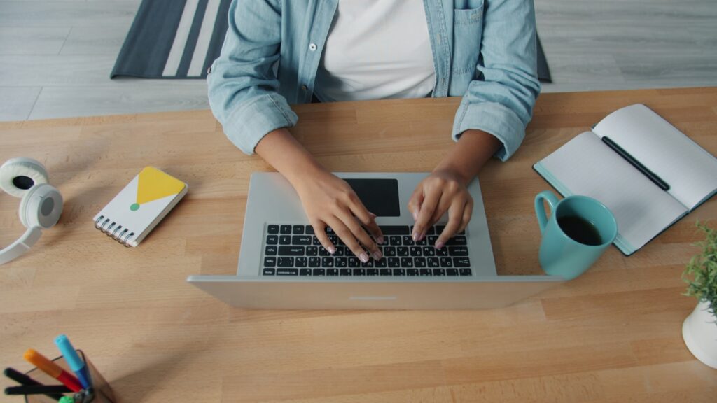 PJ e CLT ao mesmo tempo: profissional trabalhando com notebook em home office