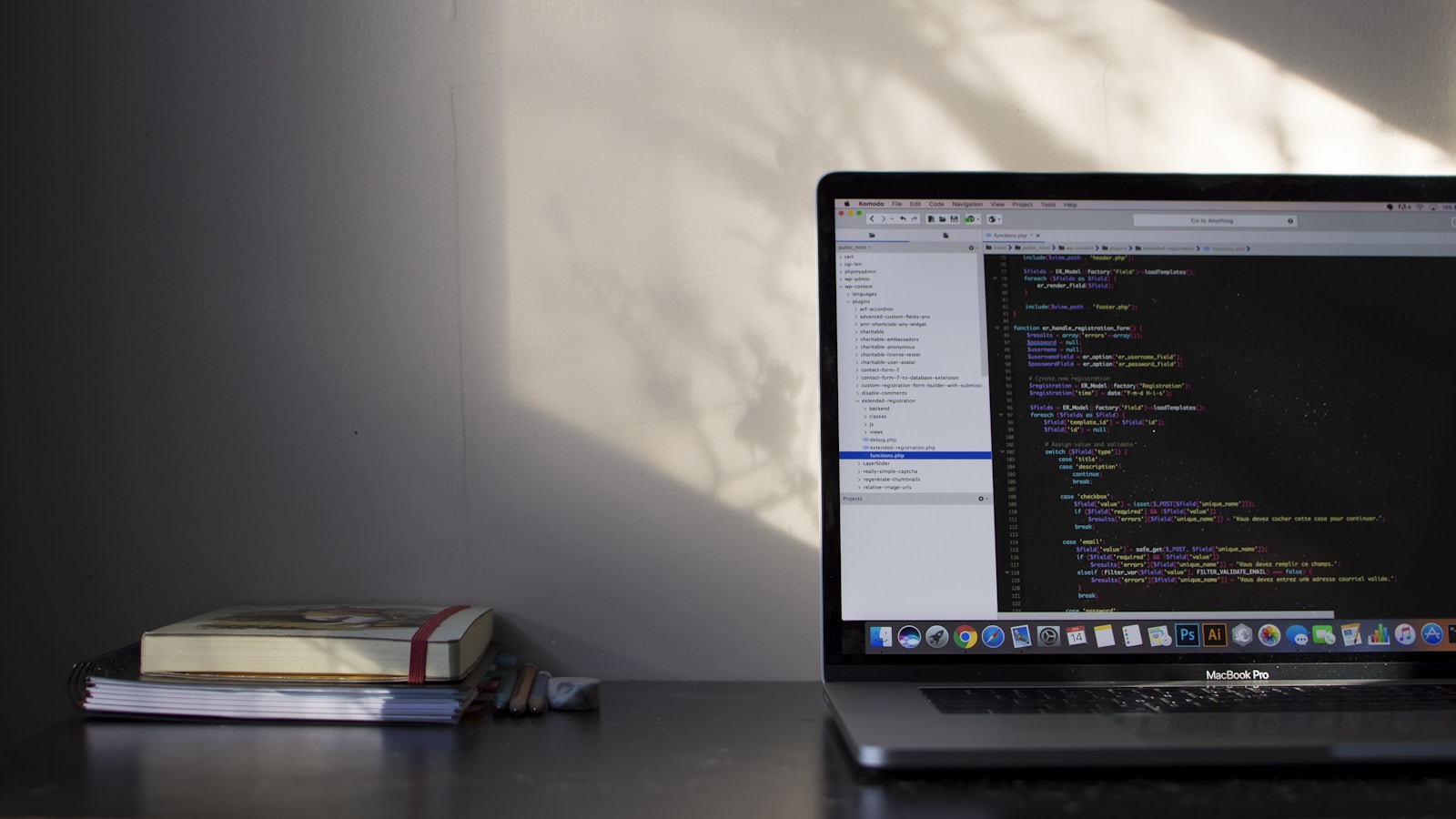 Contabilidade para desenvolvedores: notebook com código de programação na tela