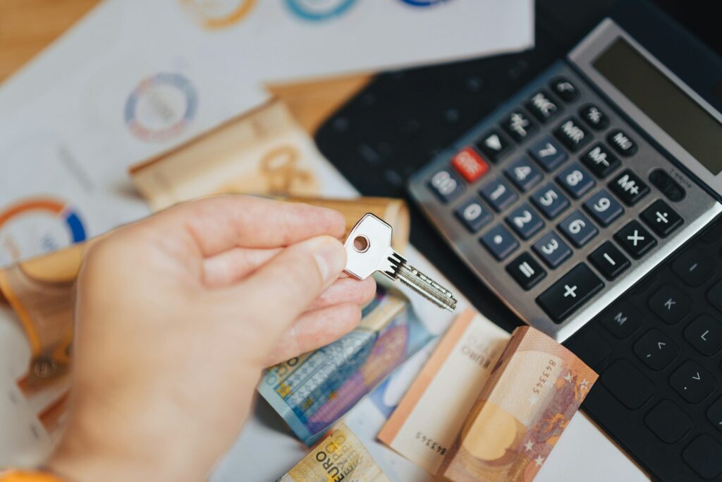 Calculadora, documentos e dinheiro simbolizando a escolha pelo regime híbrido do Simples Nacional em 2027