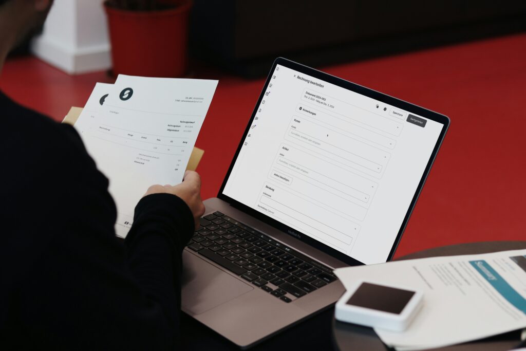 NFS-e Nacional obrigatória: profissional PJ organizando documentos e emissão de nota fiscal de serviço online