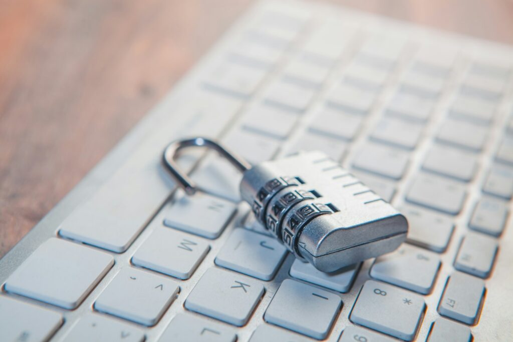 Cadeado sobre teclado representando a segurança de dados na LGPD para profissionais liberais