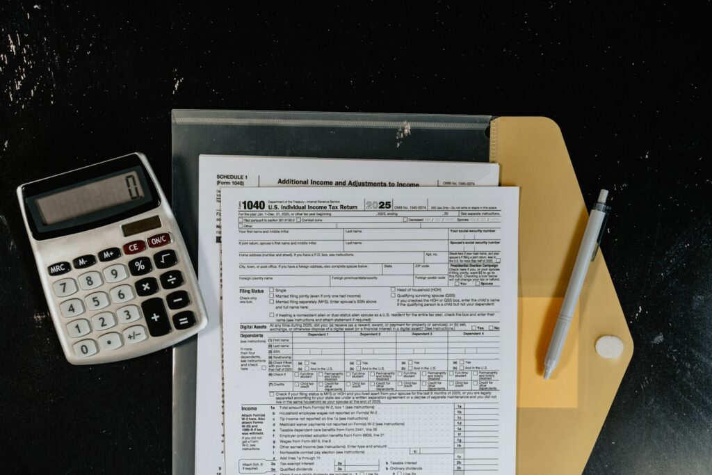 Calculadora e formulários simbolizando o cálculo de IBS e CBS no Simples Nacional