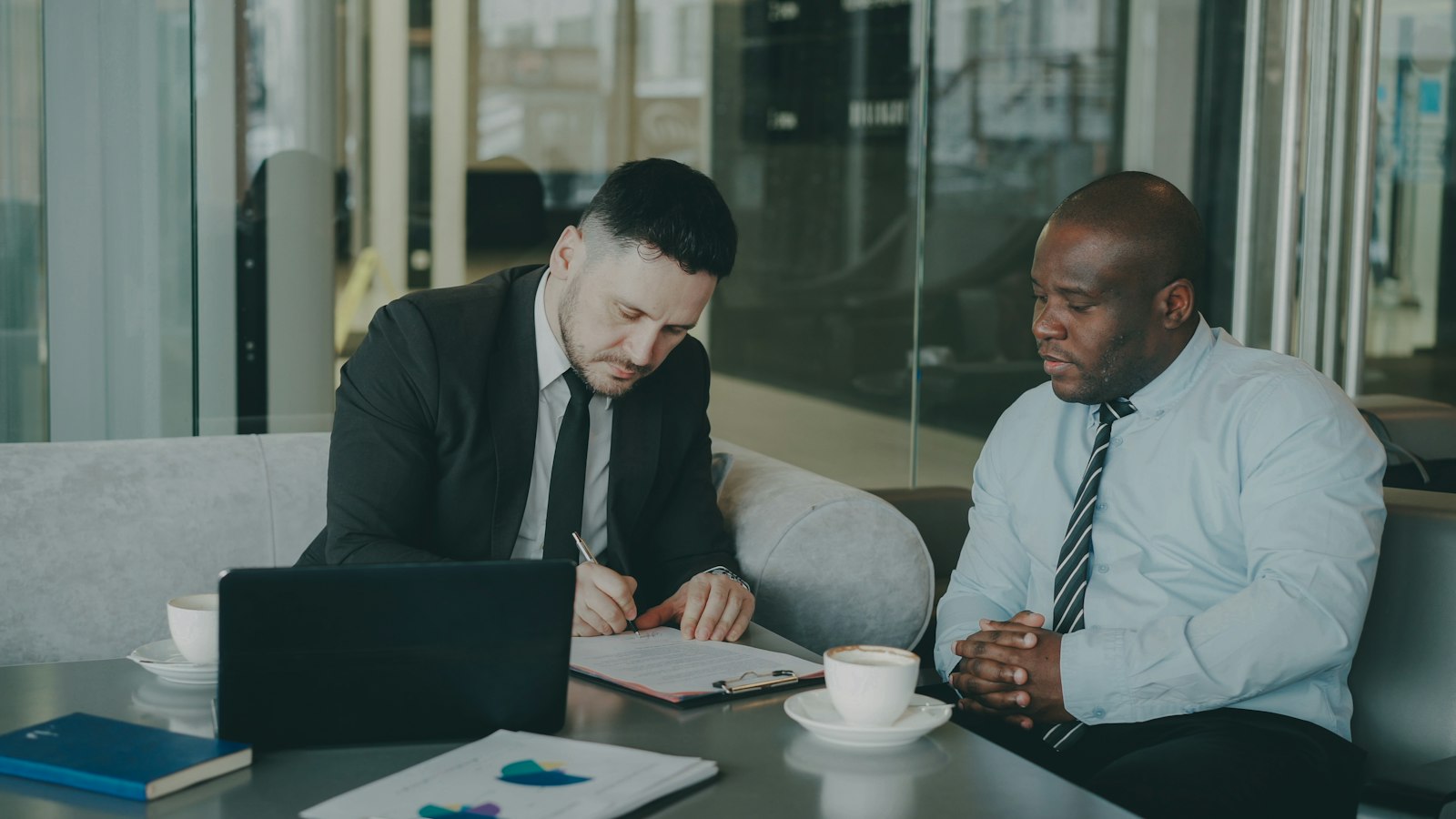 Sócios assinando contrato social e definindo o capital social da empresa